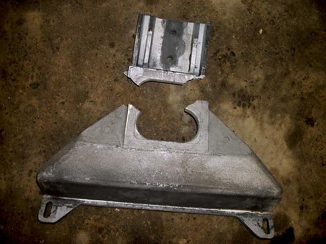 Обломан алюминиевый кронштейн на кузове грузовика Обломан алюминиевый кронштейн на кузове грузовика