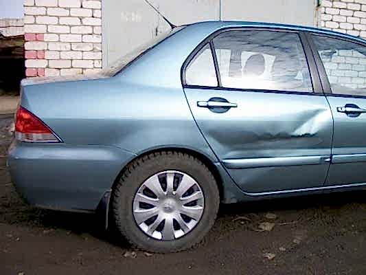 Ремонт двери и крыла Mitsubishi Lancer. Стоимость ремонта 14500р.