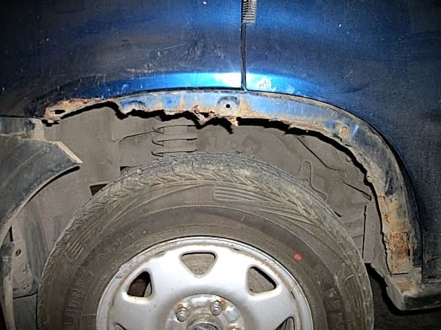 Арка колеса повреждена коррозией Арка колеса повреждена коррозией