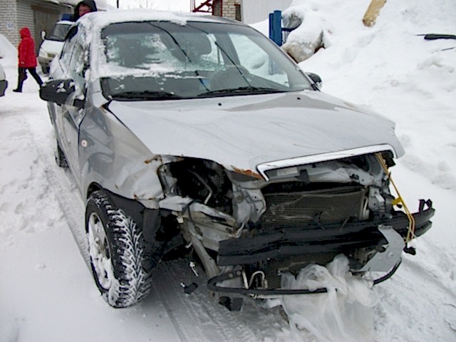 Скользящий боковой удар в носовую часть Скользящий боковой удар в носовую часть