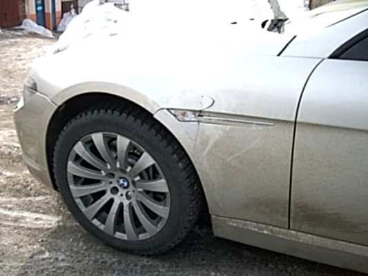 BMW 645 сломано пластиковое крыло