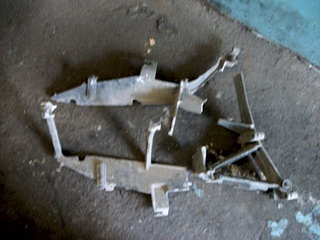 Алюминиевое крепление фары грузовика разломано на несколько частей Алюминиевое крепление фары грузовика разломано на несколько частей