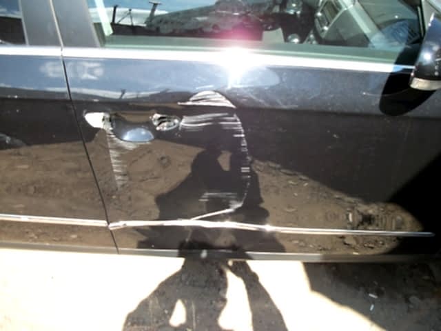 Обширное повреждение передней двери Обширное повреждение передней двери