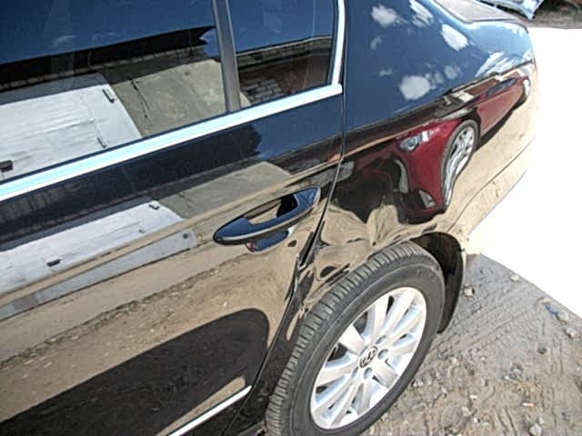 Повреждено крыло и дверь Повреждено крыло и дверь