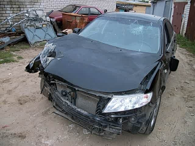 Сильный удар в переднюю правую часть автомобиля Сильный удар в переднюю правую часть автомобиля