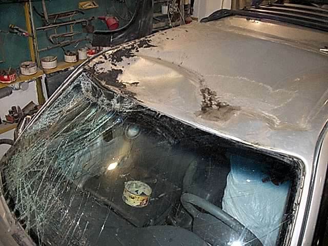 Сильное повреждение крыши, лобового стекла Сильное повреждение крыши, лобового стекла