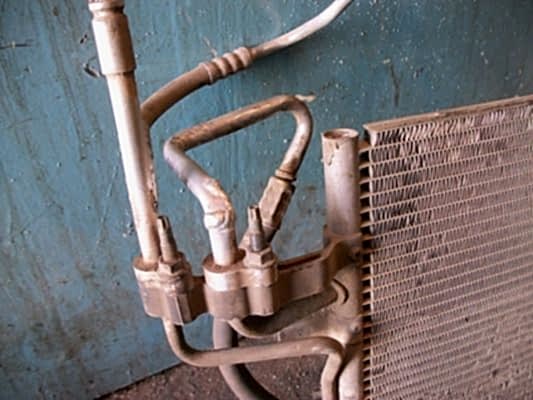 Сломана трубка кондиционера и протерта другая. Форд фокус. Сломана трубка кондиционера и протерта другая. Форд фокус.