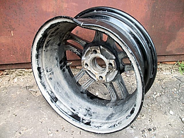 Литой диск замят и треснут Литой диск замят и треснут