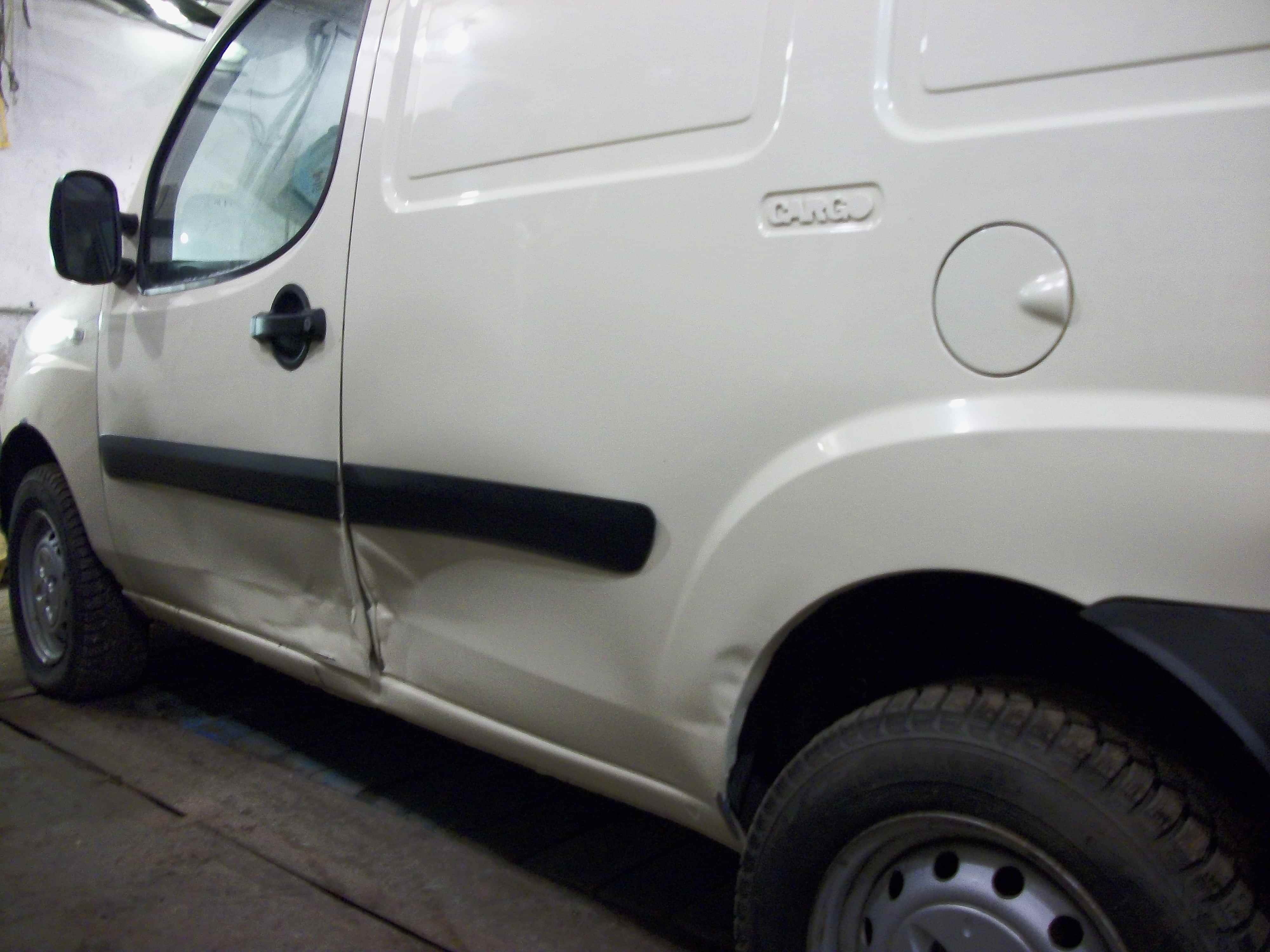 Сильное повреждение двери и боковины Сильное повреждение двери и боковины