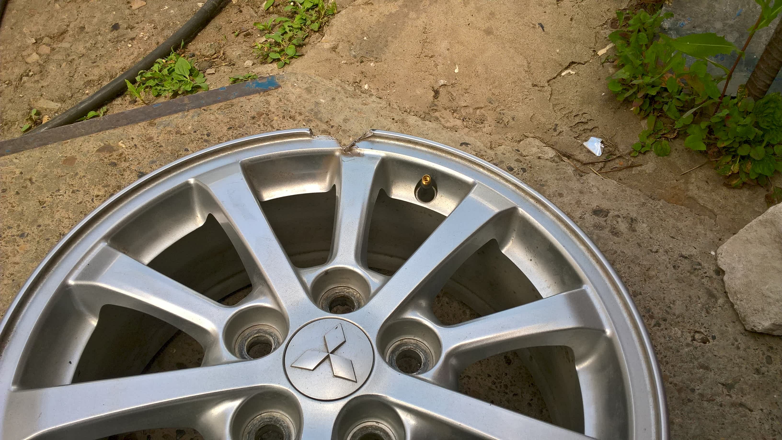 Поврежден литой диск Mitsubishi ASX Поврежден литой диск Mitsubishi ASX