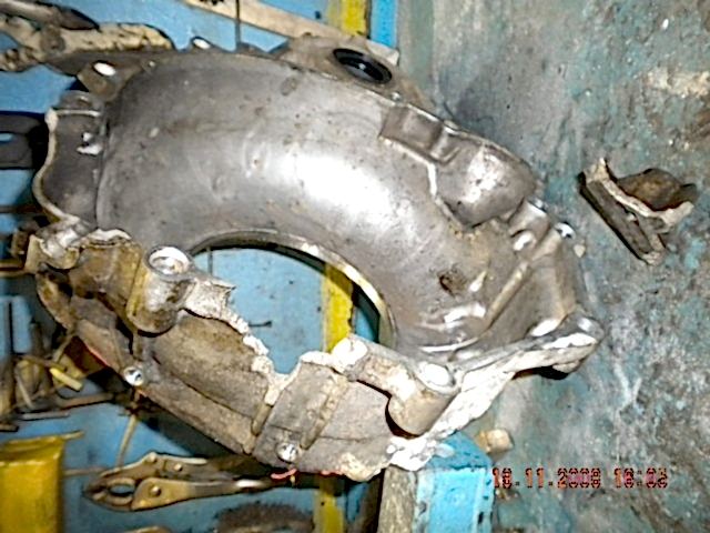 Отломан кусок, прилегающий к двигателю Отломан кусок, прилегающий к двигателю