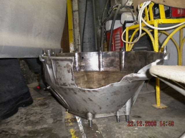 Отломан большой фрагмент кожуха сцепления Отломан большой фрагмент кожуха сцепления