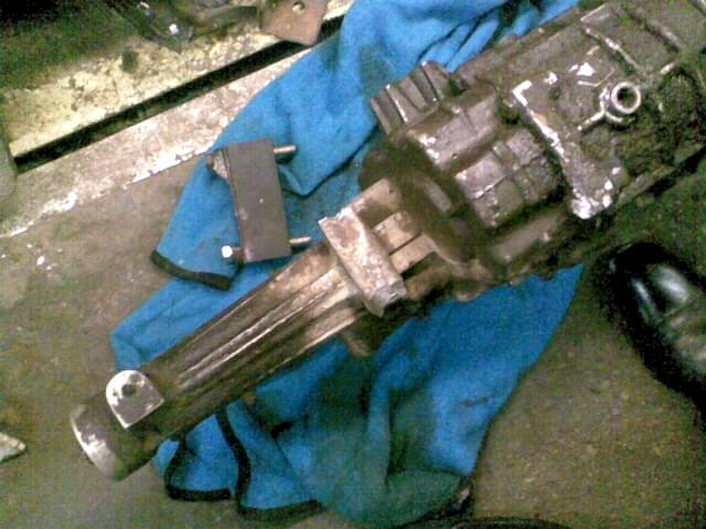 Обломаны ушки удлиннителя коробки передач Газель Обломаны ушки удлиннителя коробки передач Газель