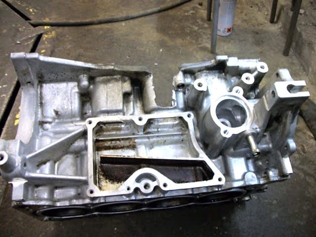 Пробоина в блоке двигателя автомобиля Nissan Пробоина в блоке двигателя автомобиля Nissan