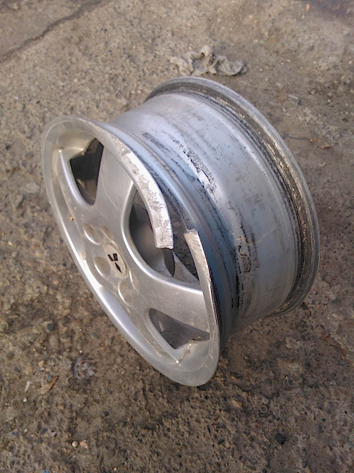 Сломан литой диск Сломан литой диск