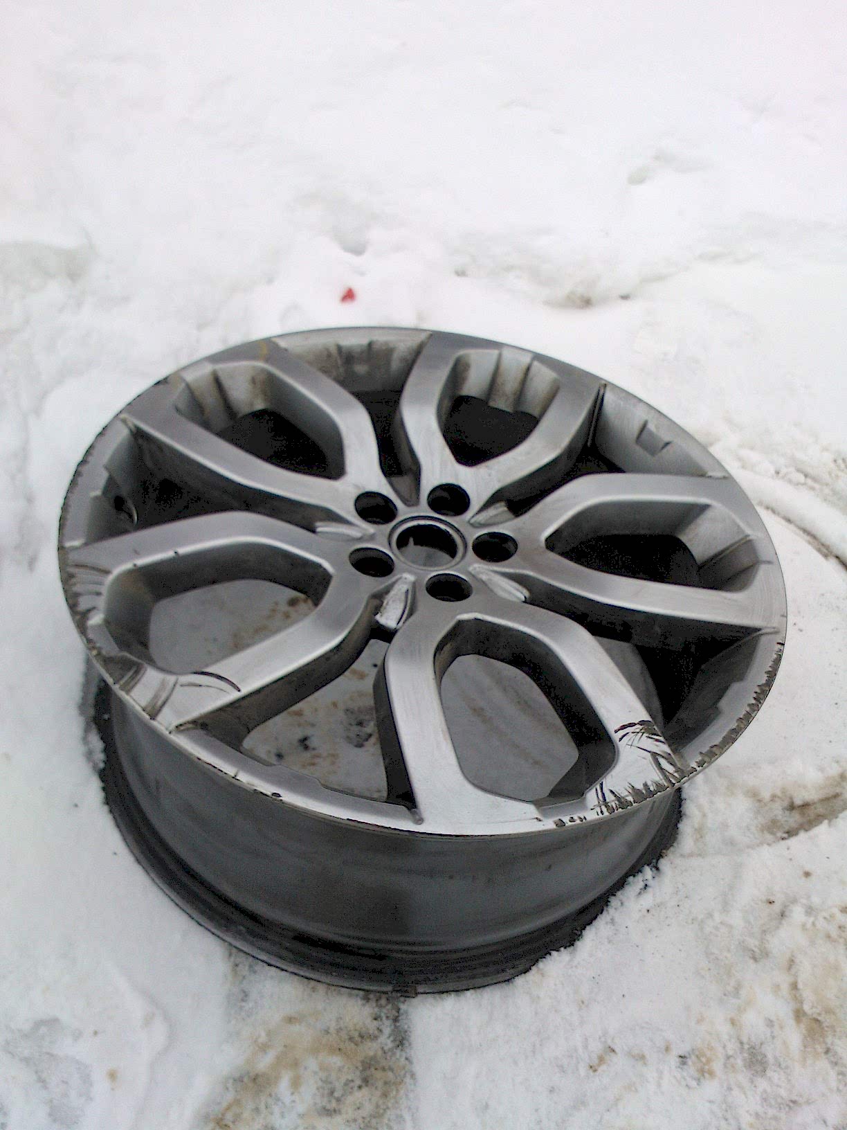 Поцарапан литой диск Range Rover Поцарапан литой диск Range Rover