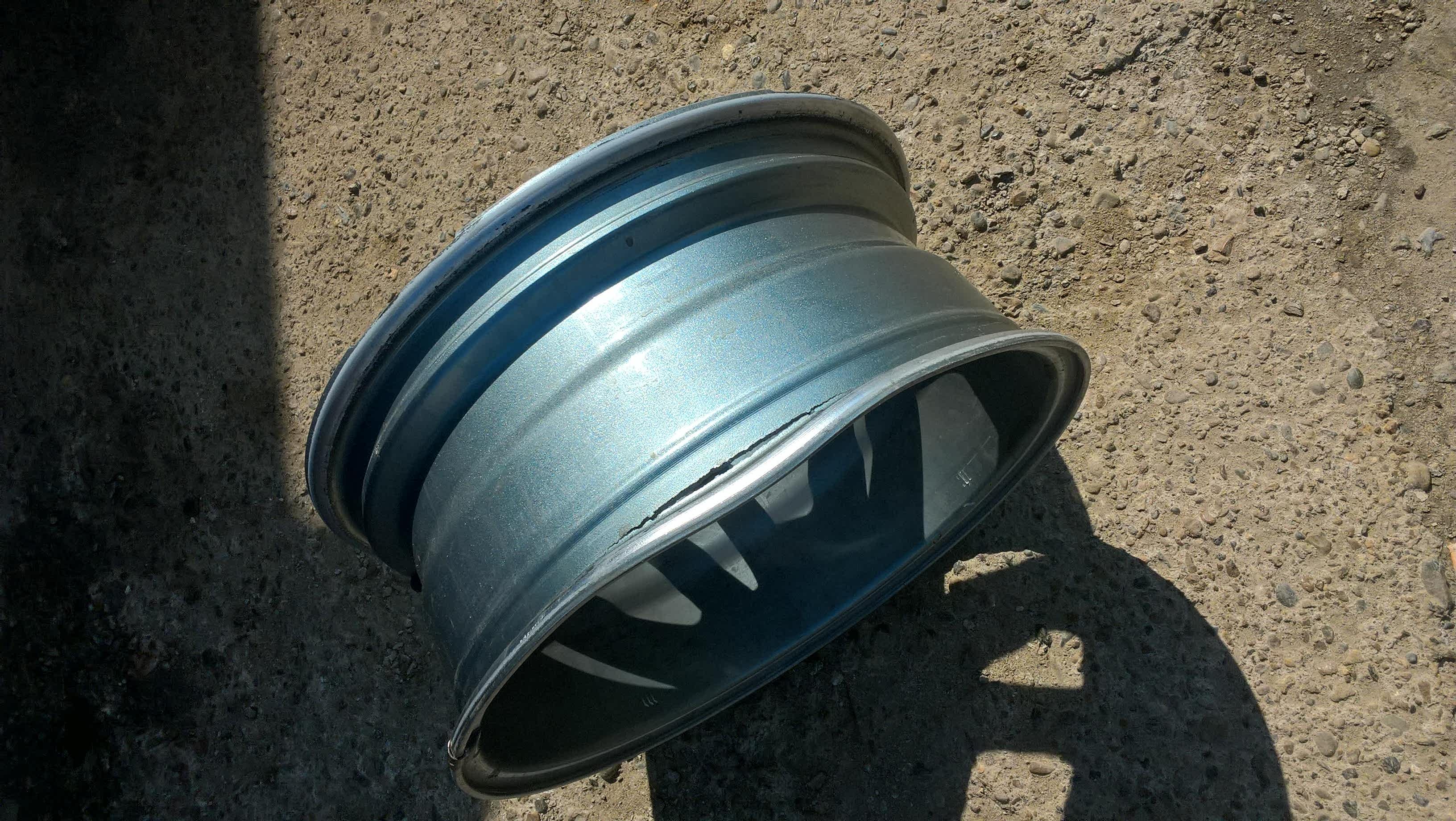 Замятость и трещина литого диска Замятость и трещина литого диска