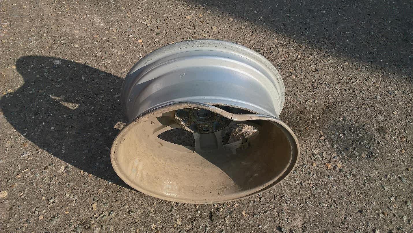 Колесный диск замят и треснул Колесный диск замят и треснул