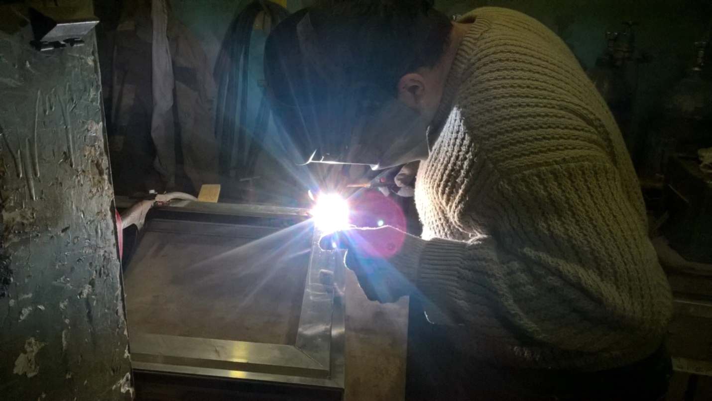 Аргонная сварка алюминиевой дверной рамы Аргонная сварка алюминиевой дверной рамы