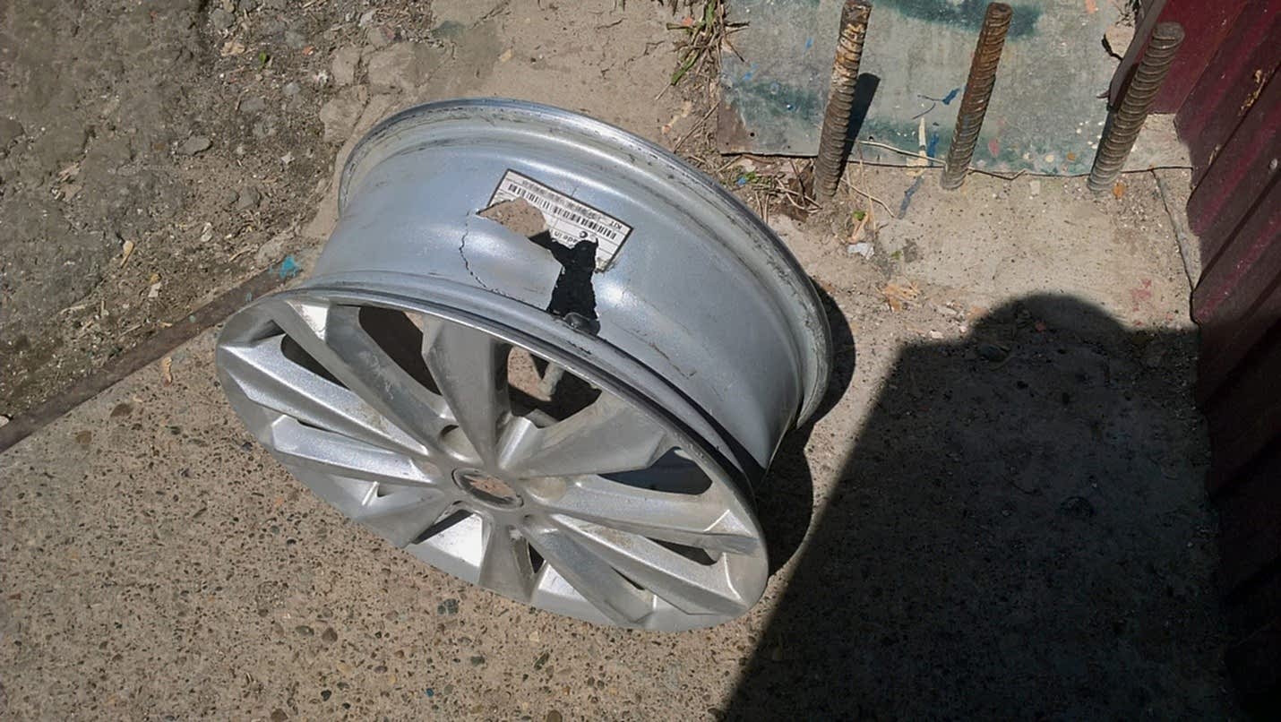 Большая пробоина в колесном диске Большая пробоина в колесном диске