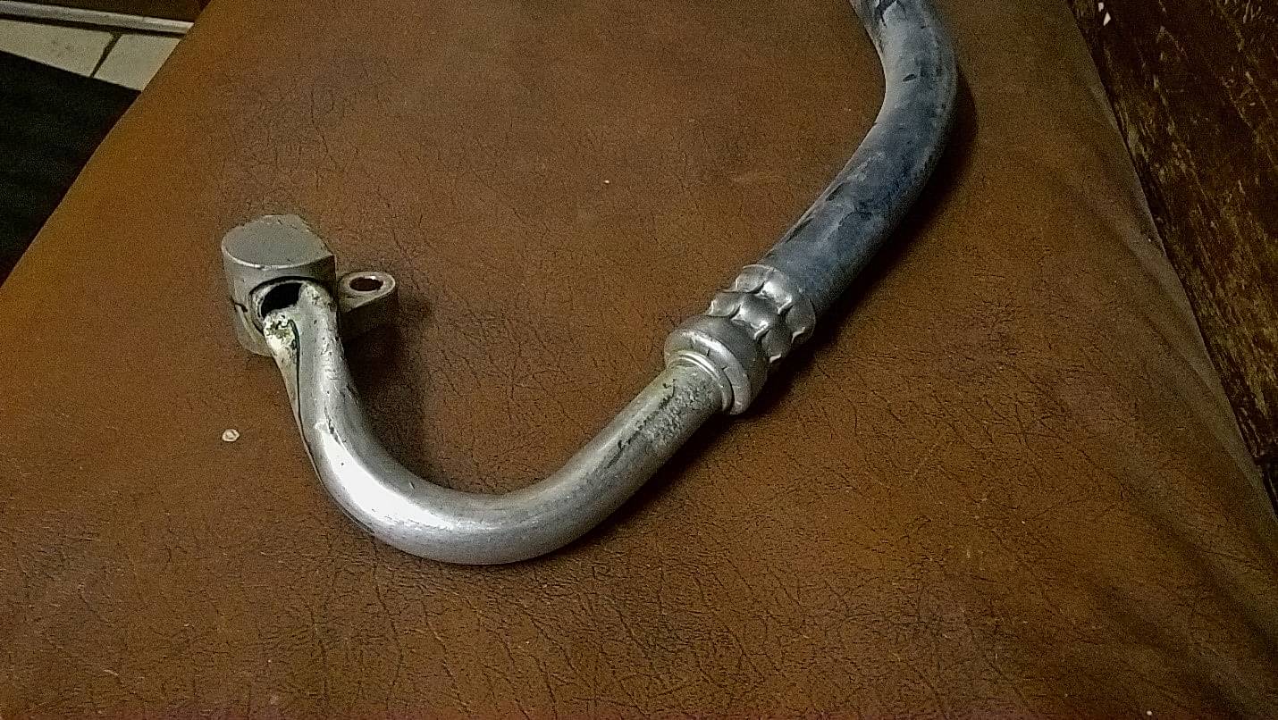 Повреждена трубка кондиционера Повреждена трубка кондиционера