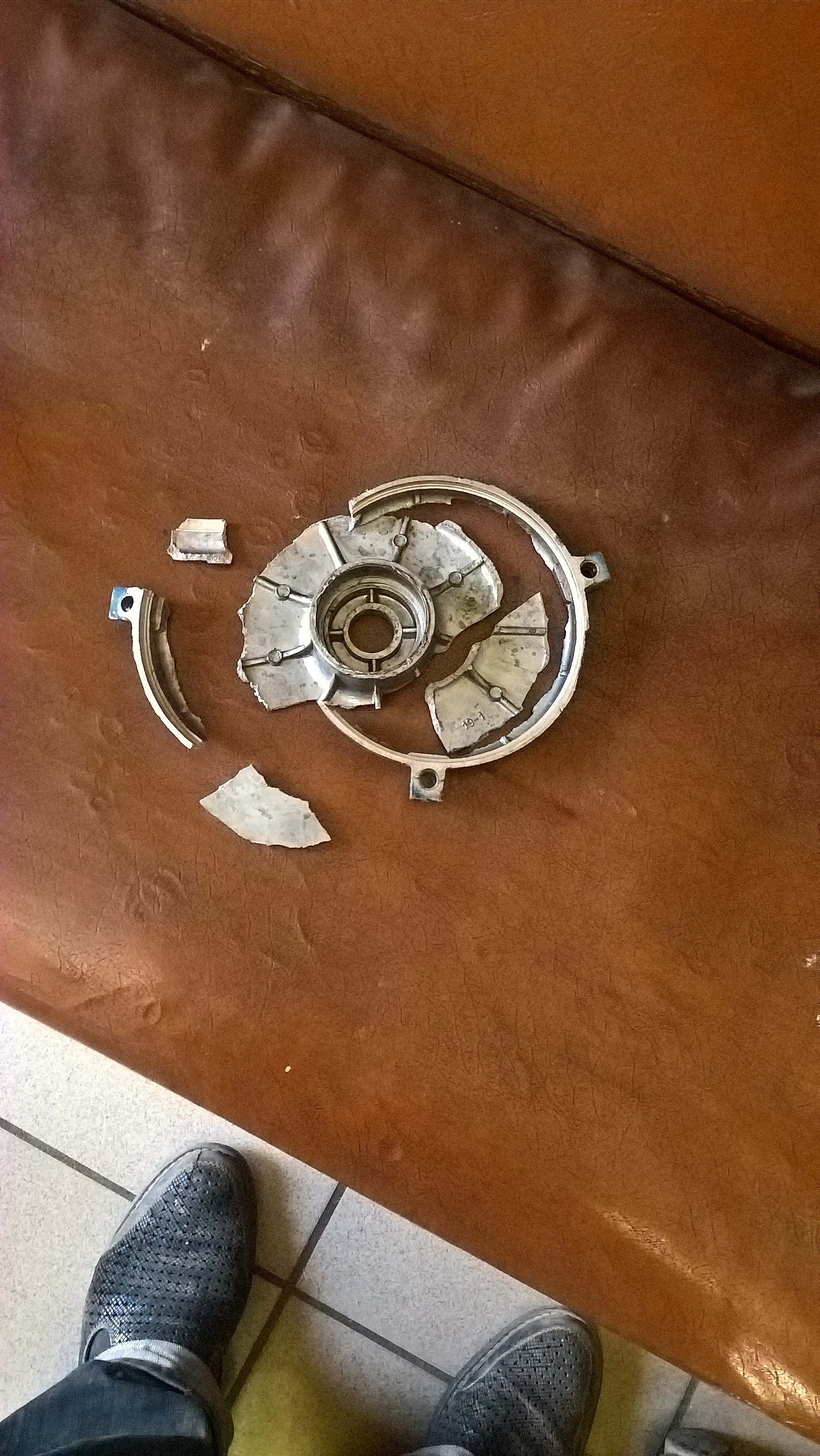 Крышка электродвигателя разлетелась на фрагменты Крышка электродвигателя разлетелась на фрагменты