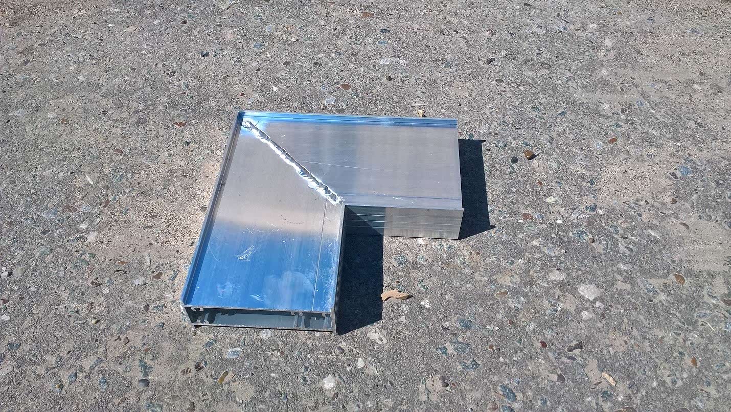 Сборка угла алюминиевой рамы при помощи аргонной сварки Сборка угла алюминиевой рамы при помощи аргонной сварки