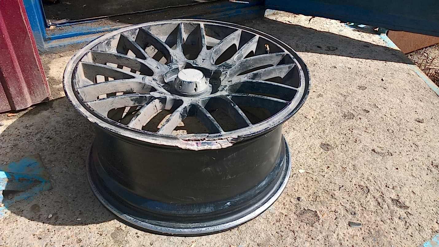 Обод колесного литого диска поврежден Обод колесного литого диска поврежден