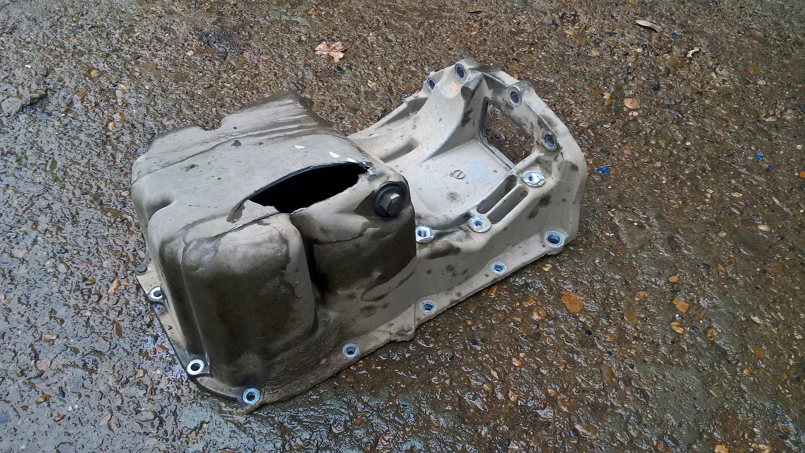 Пробоина в алюминиевом поддоне Пробоина в алюминиевом поддоне