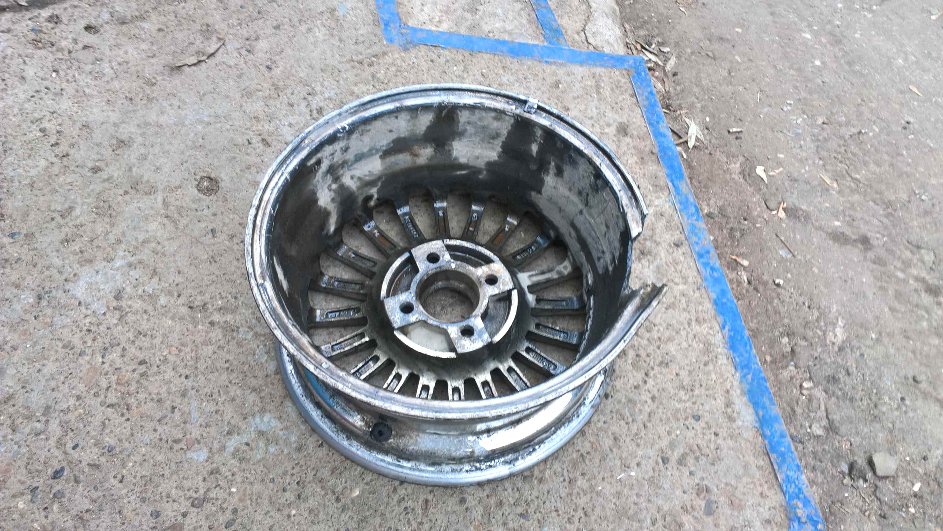 Сломан литой диск Сломан литой диск