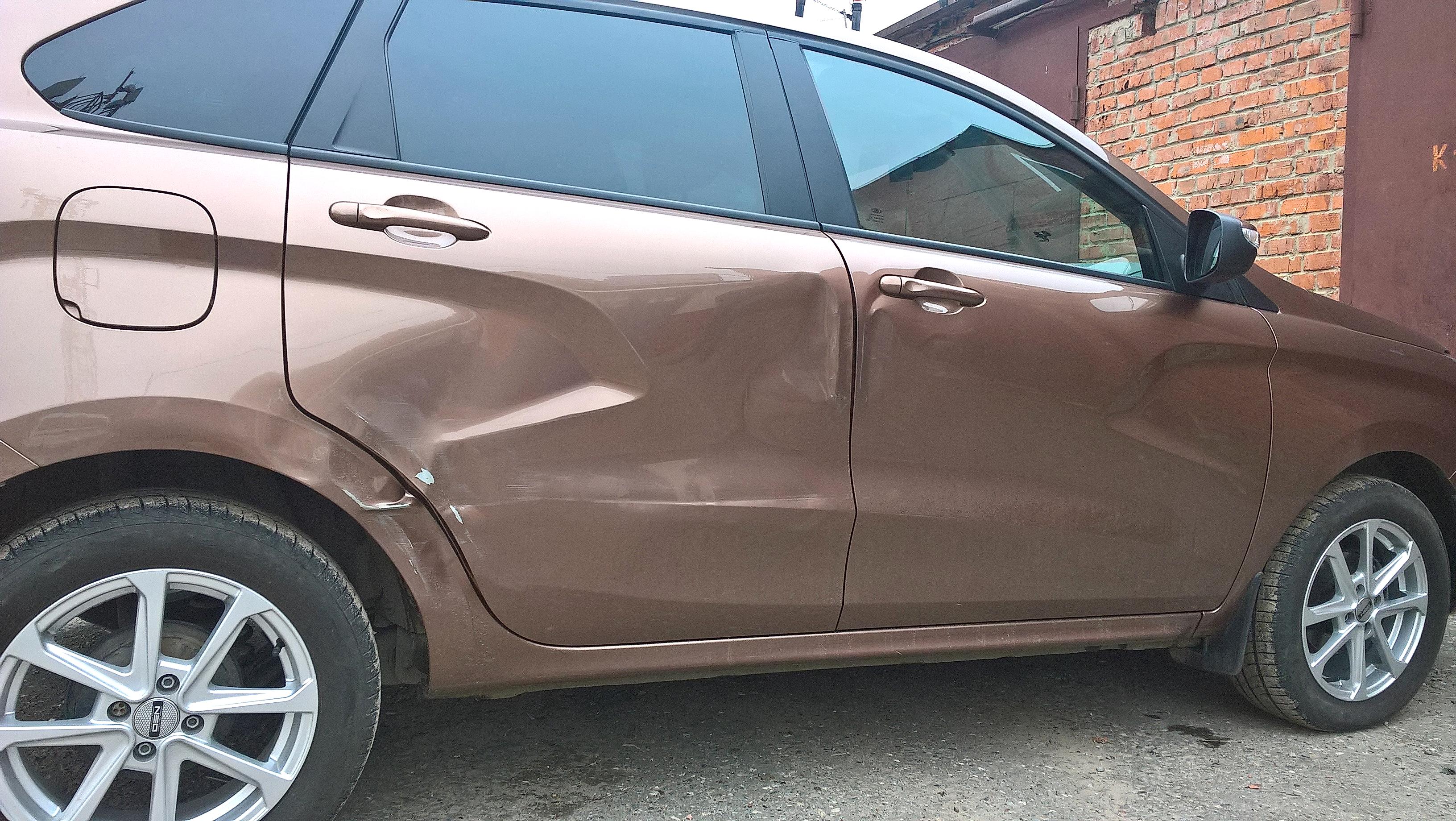 Повреждена боковая часть кузова Повреждена боковая часть кузова