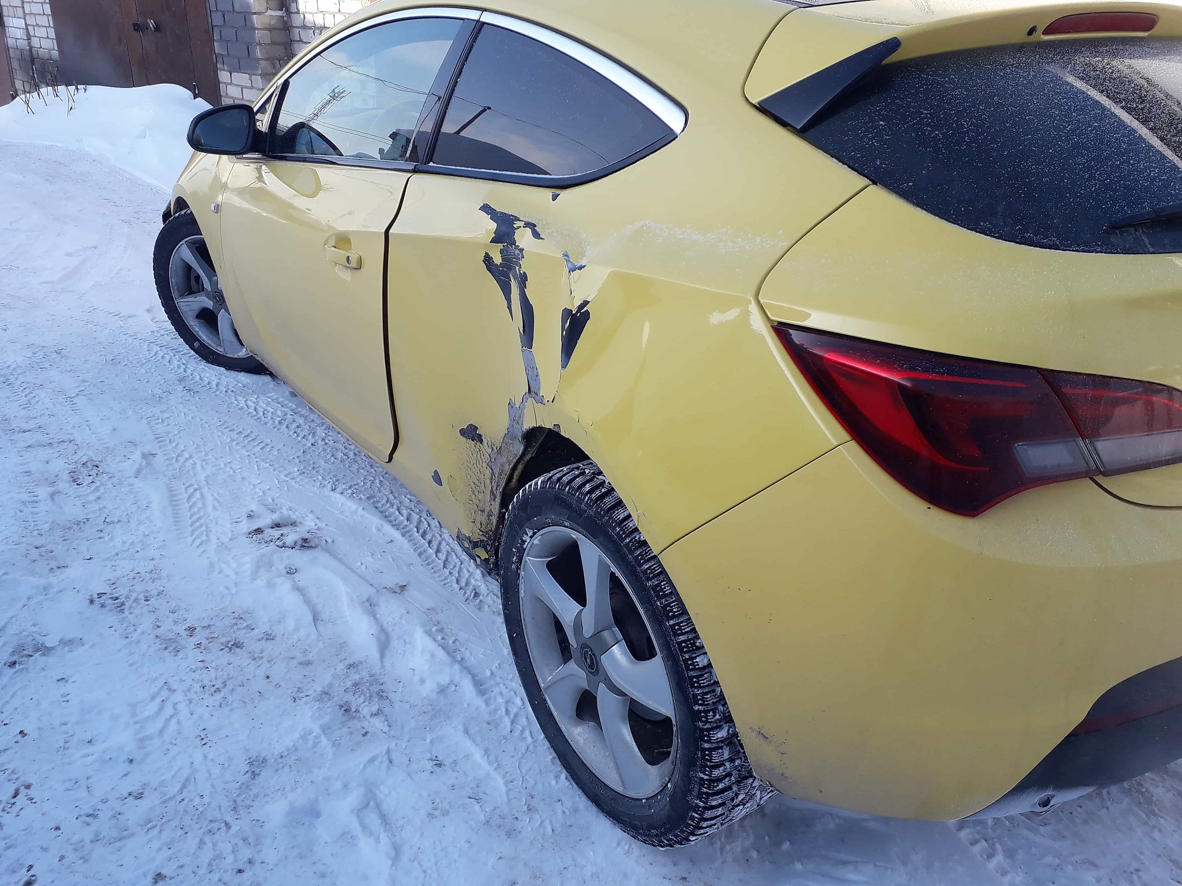 Сильно замято заднее крыло Сильно замято заднее крыло