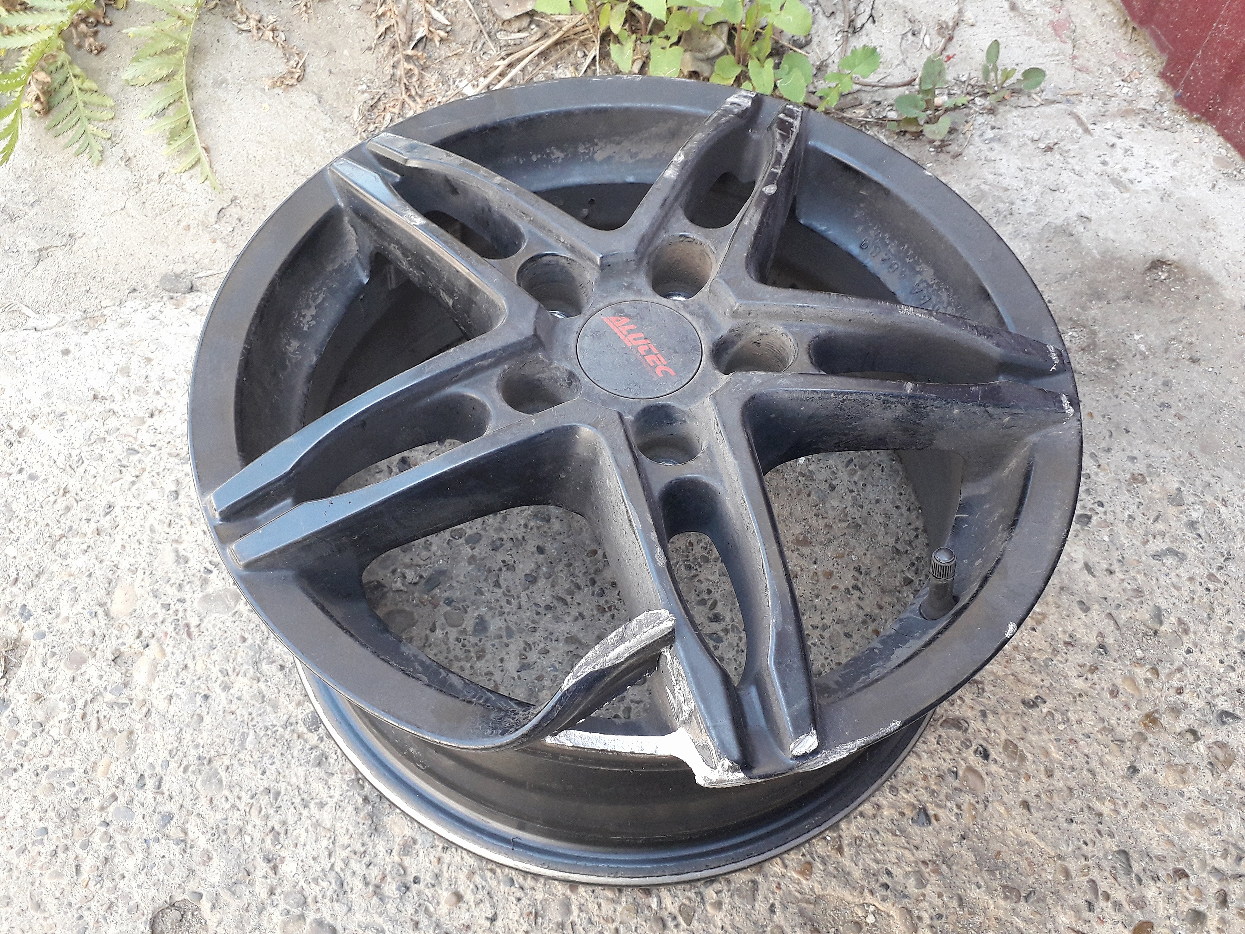 Сломан литой диск Сломан литой диск