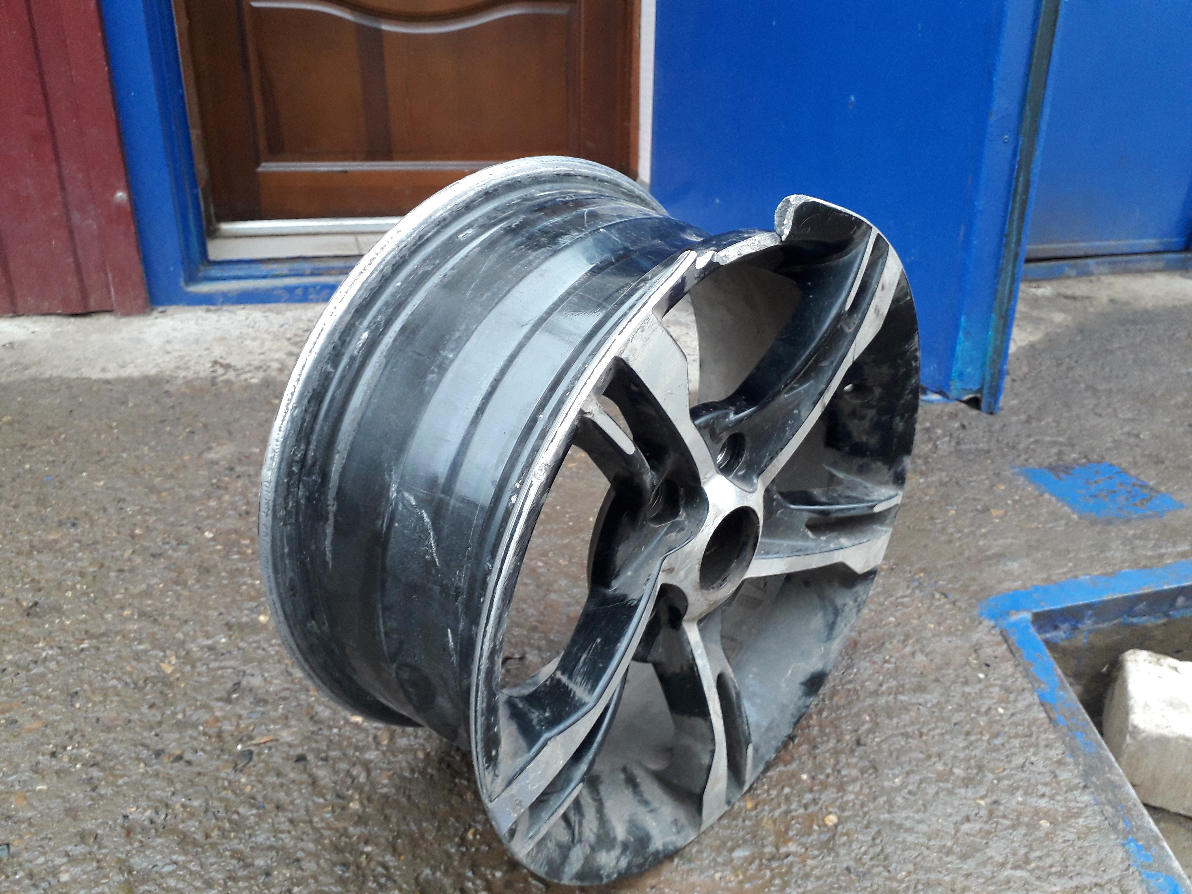 Сломан литой диск Сломан литой диск