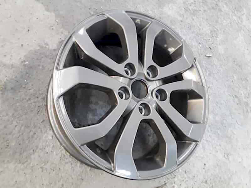 Поцарапан литой диск Поцарапан литой диск