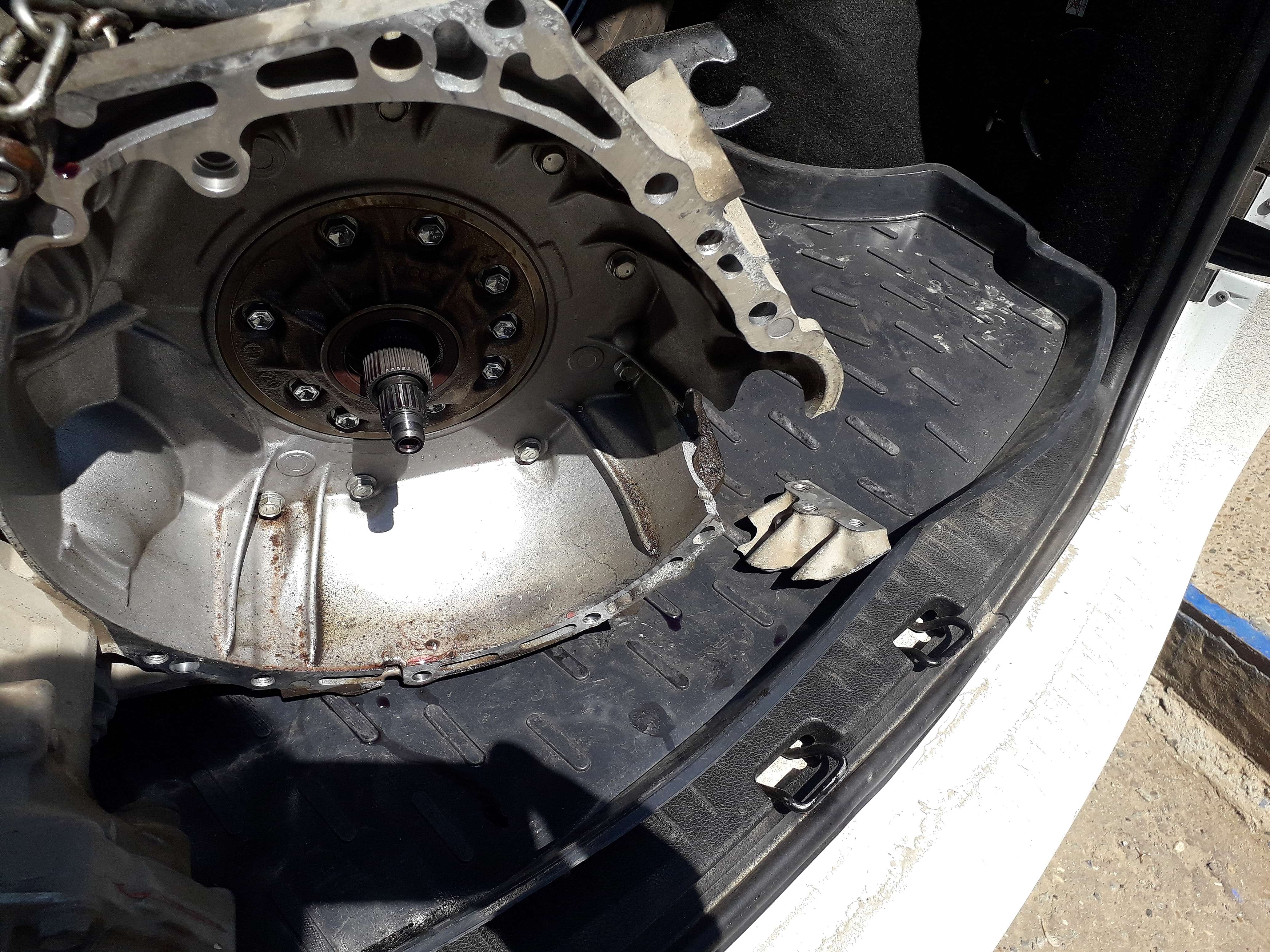 Кожух сцепления на коробке передач Кожух сцепления на коробке передач