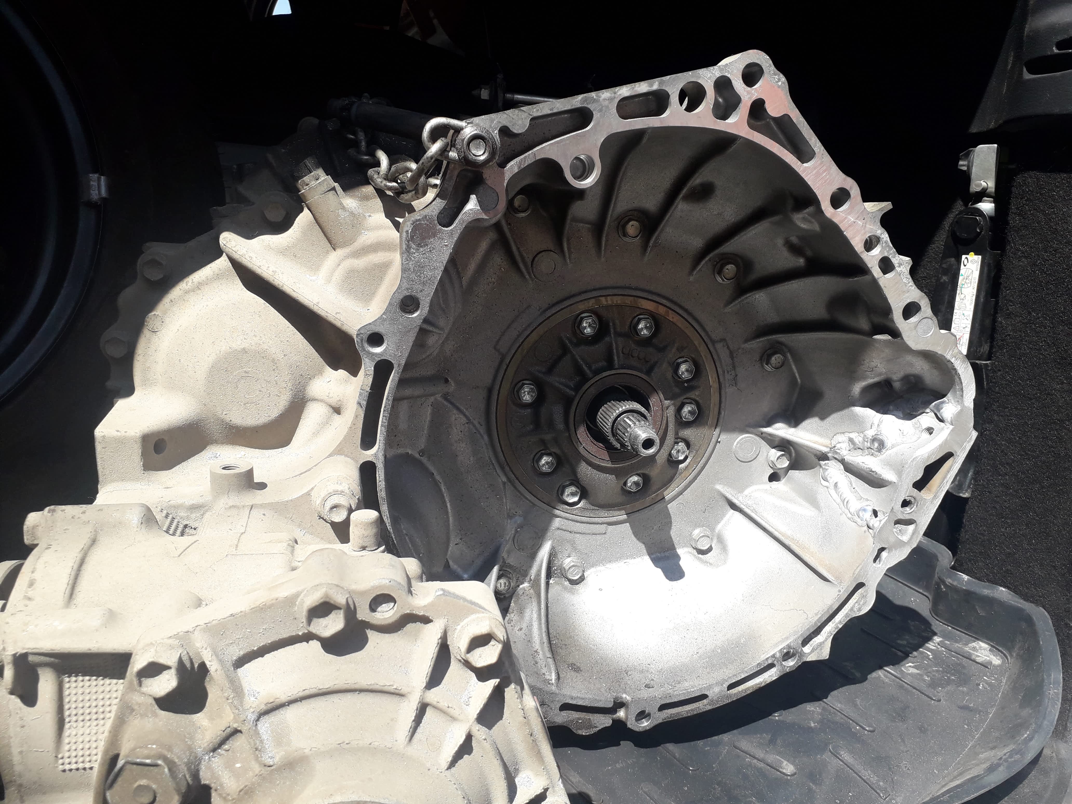 Кожух сцепления на коробке передач Кожух сцепления на коробке передач