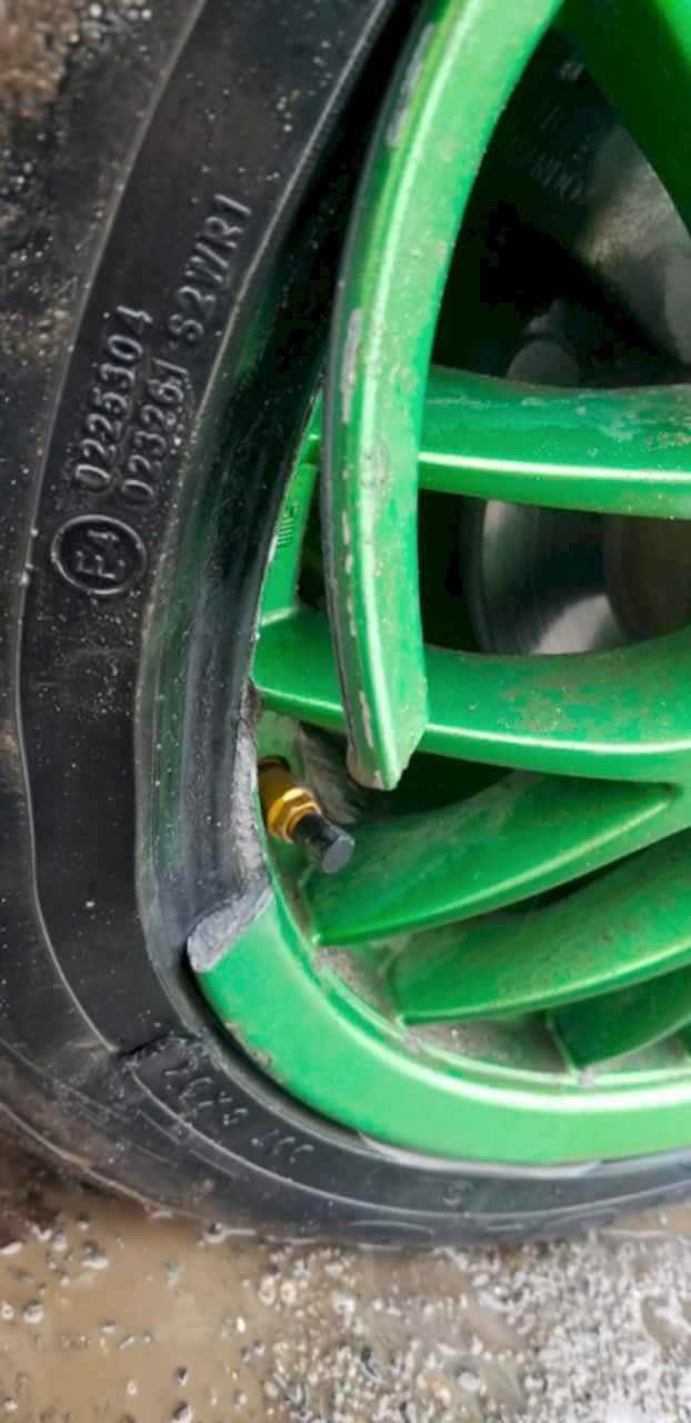 Поврежден литой диск Поврежден литой диск