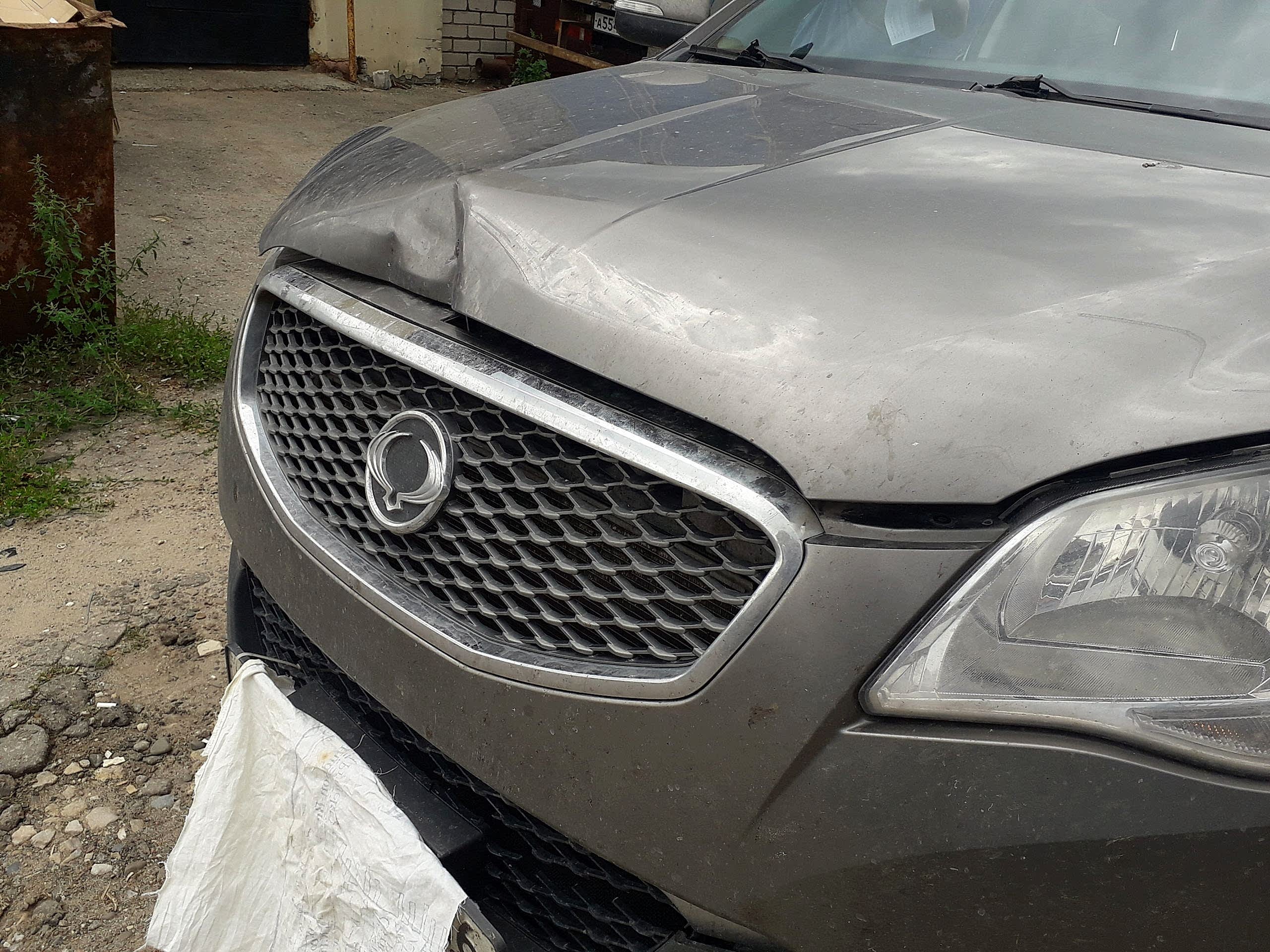 Сильно замят капот Сильно замят капот