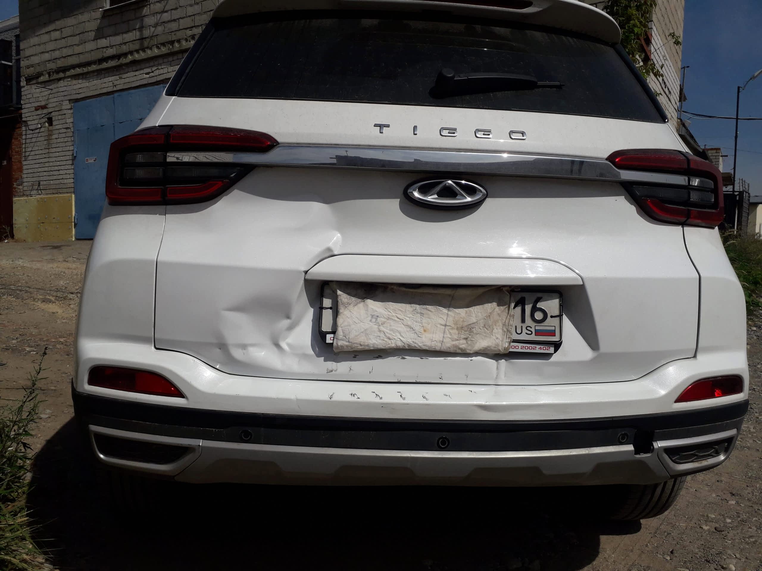 Повреждена крышка багажника и задний бампер Повреждена крышка багажника и задний бампер