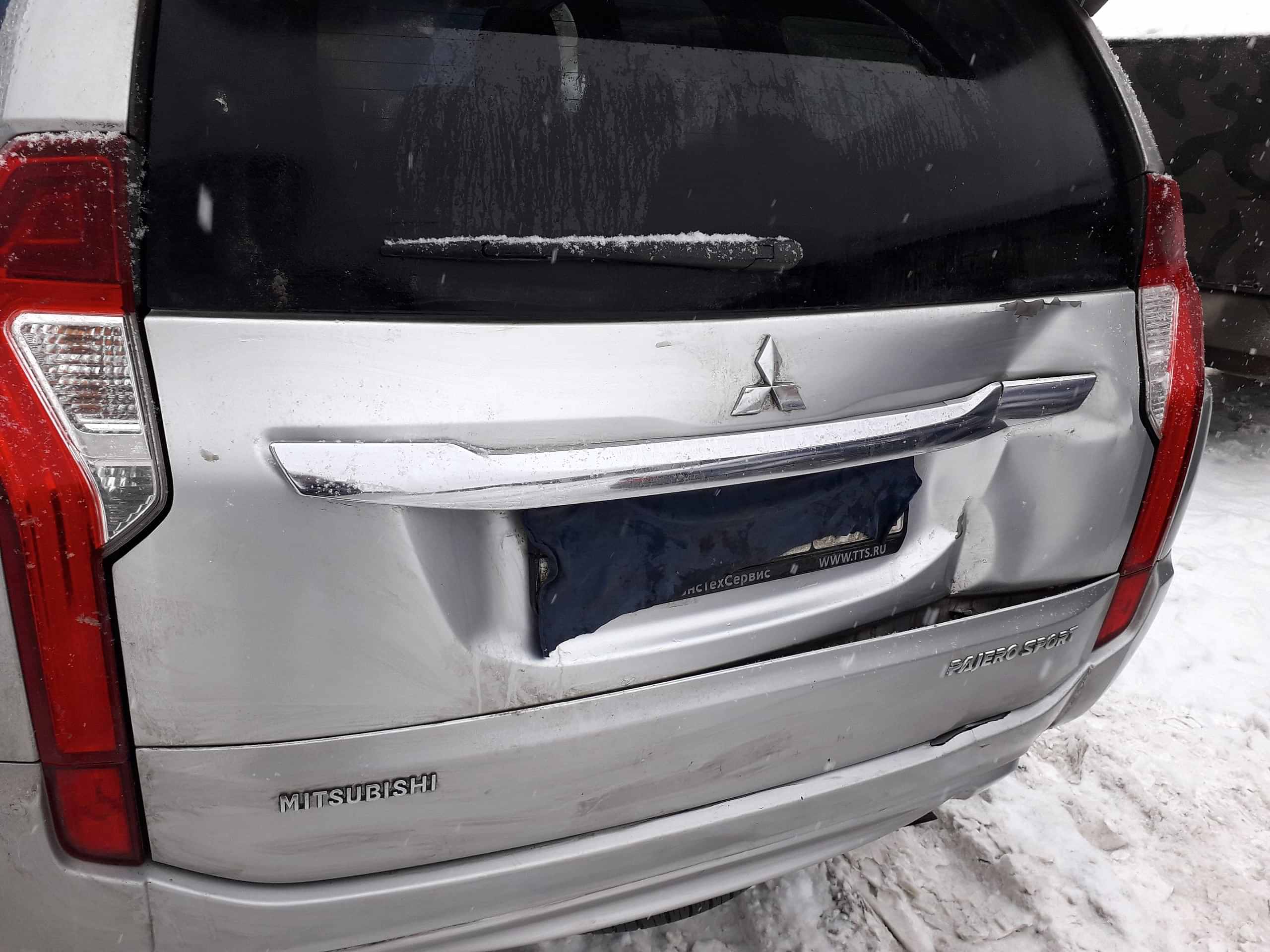 Сильно повреждена крышка багажника, задний бампер Мицубиси Паджеро спорт Сильно повреждена крышка багажника, задний бампер Мицубиси Паджеро спорт