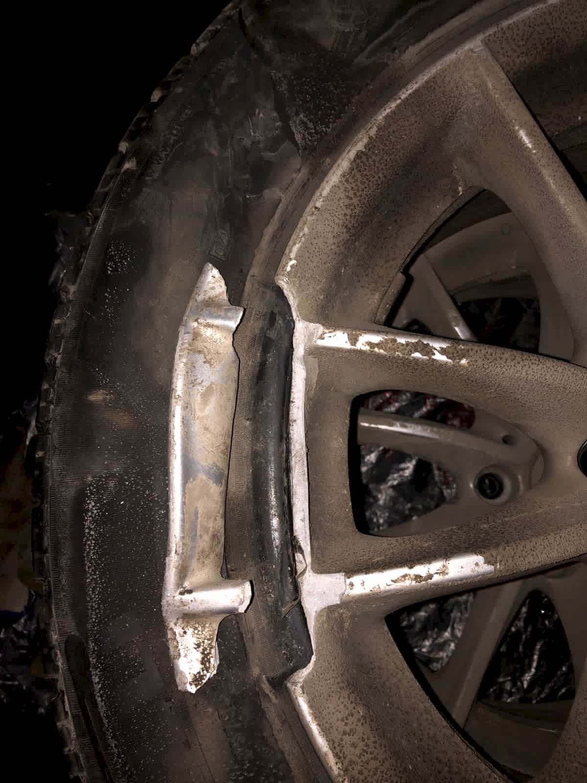 Выломан кусок литого диска Выломан кусок литого диска